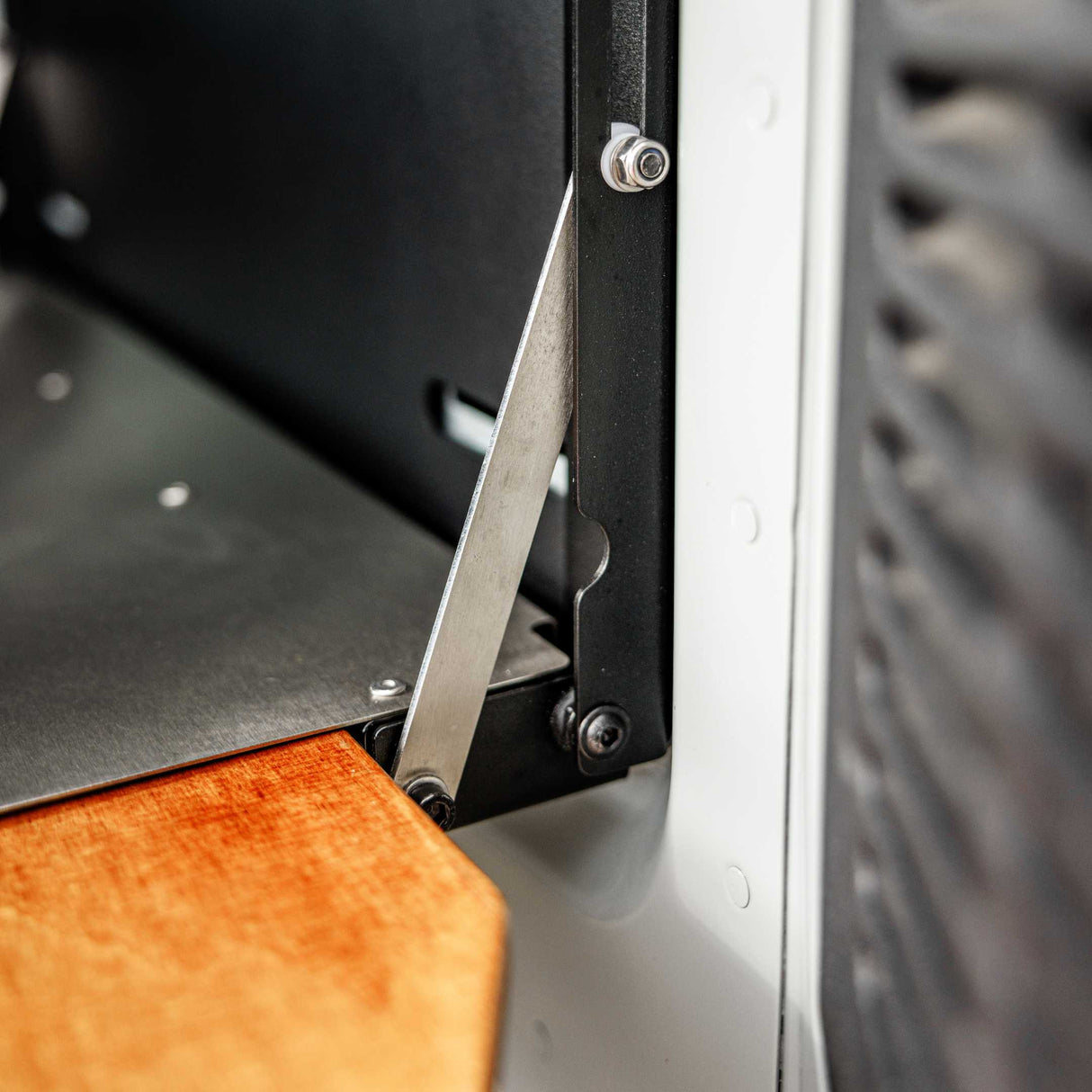 Drop - Down Tailgate Table - Bronco 6G - Bison Gear