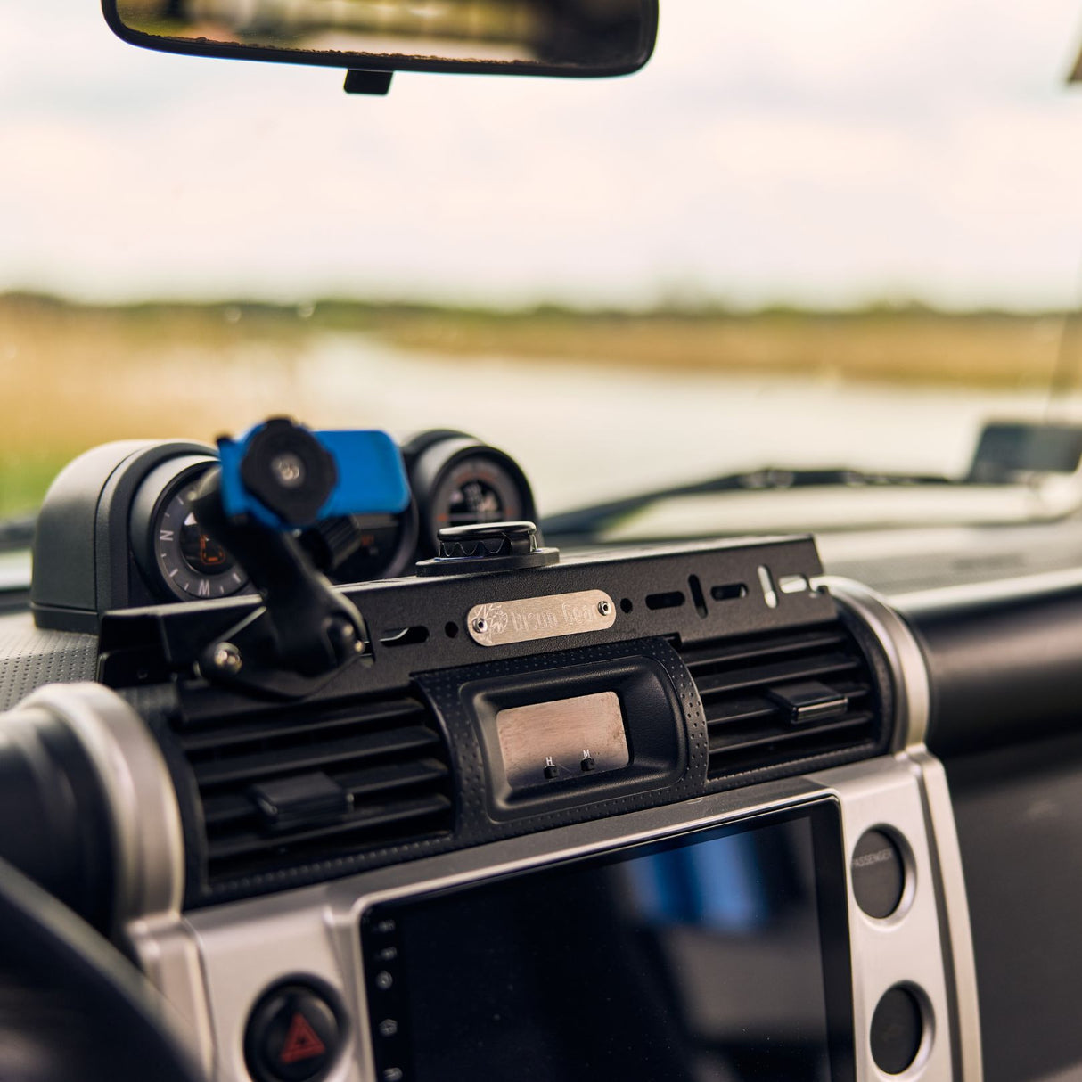 Dash Mounting Platform - FJ Cruiser - Bison Gear