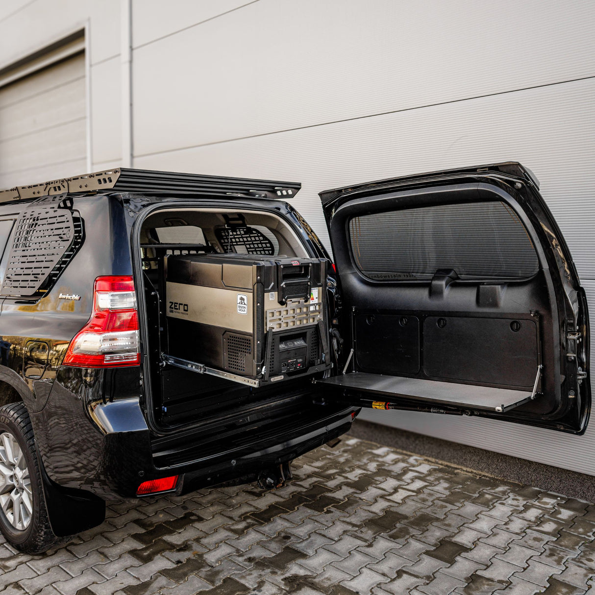 Cargo BOX with Tilting Slider