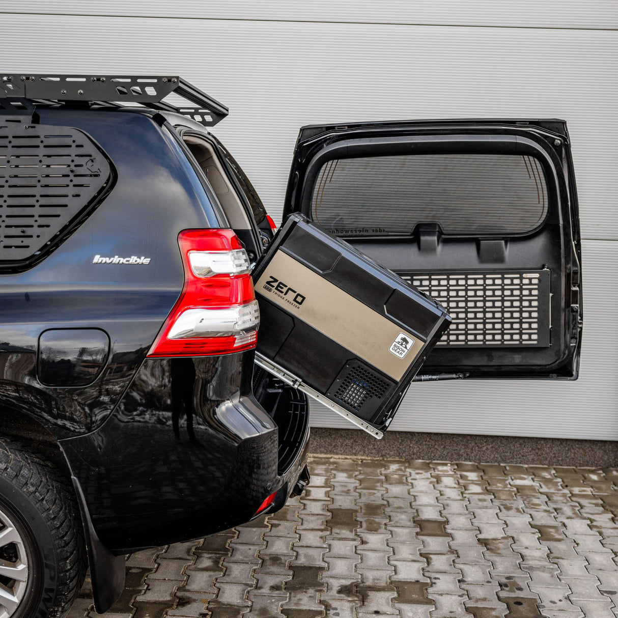 Cargo BOX with Tilting Slider