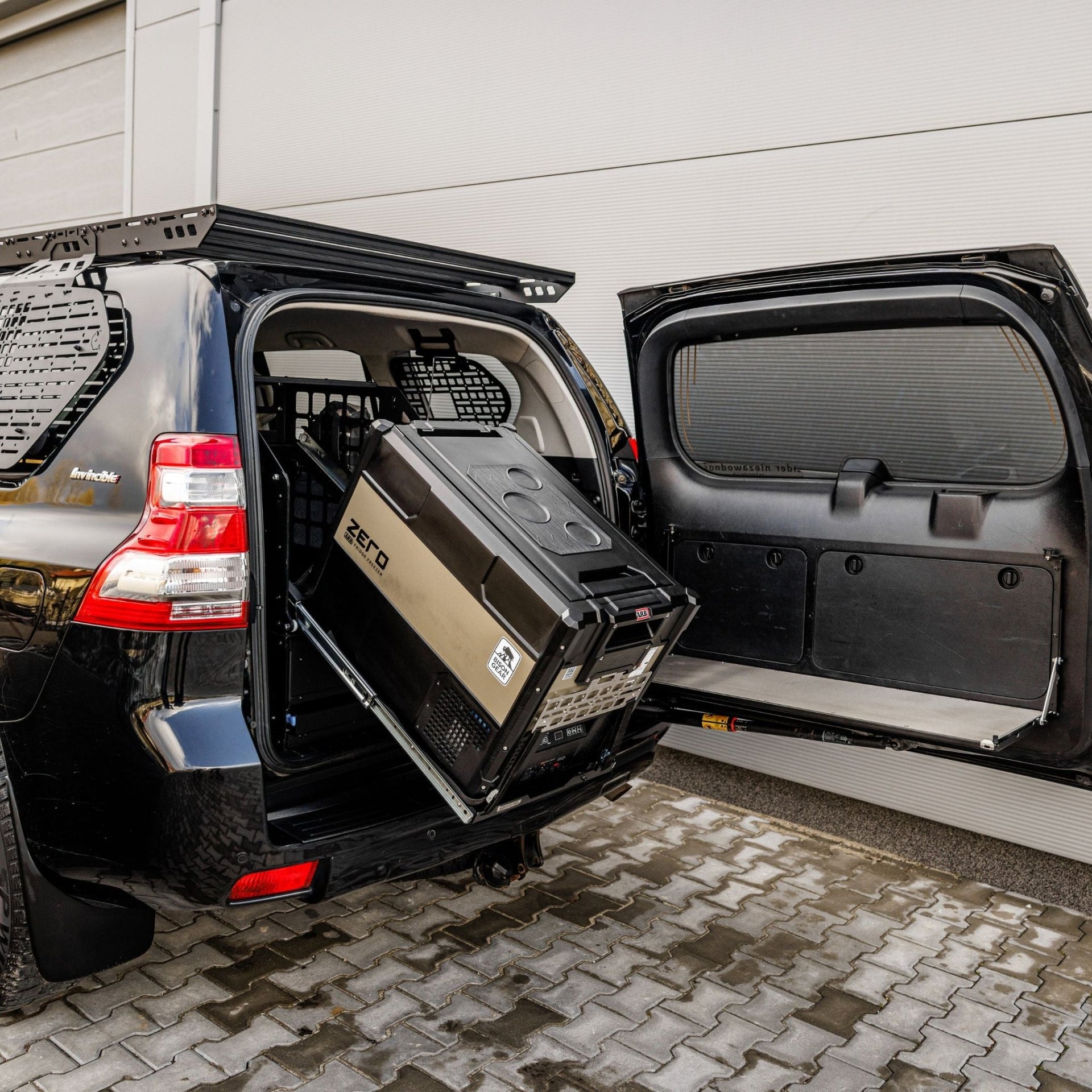Cargo Box with Tilting Slider