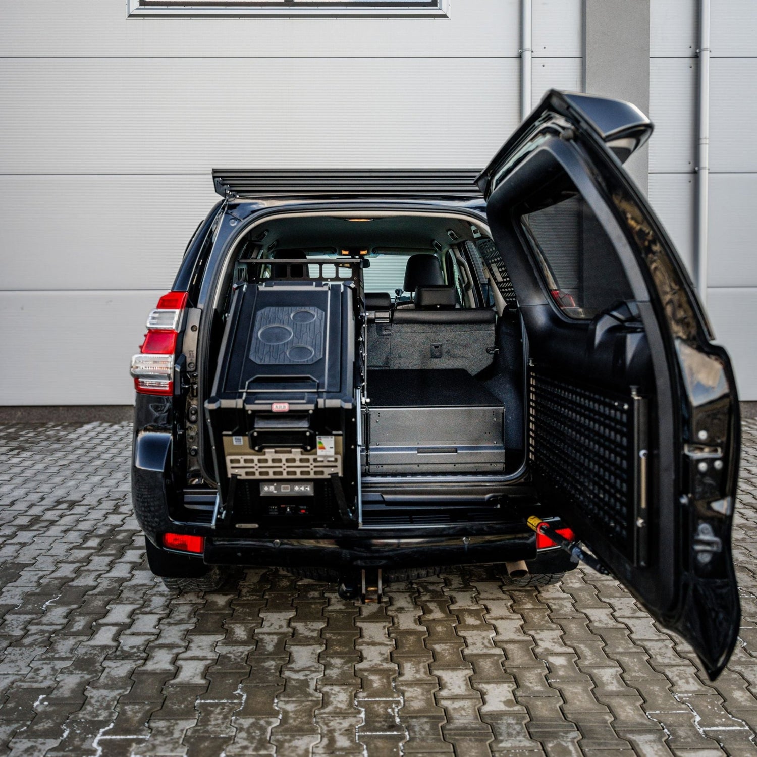 Cargo Box with Tilting Slider