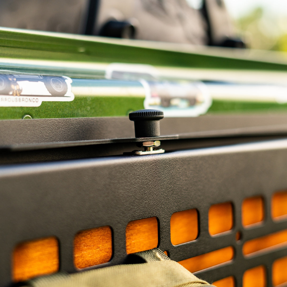 Drop - Down Tailgate Table - Bronco 6G - Bison Gear