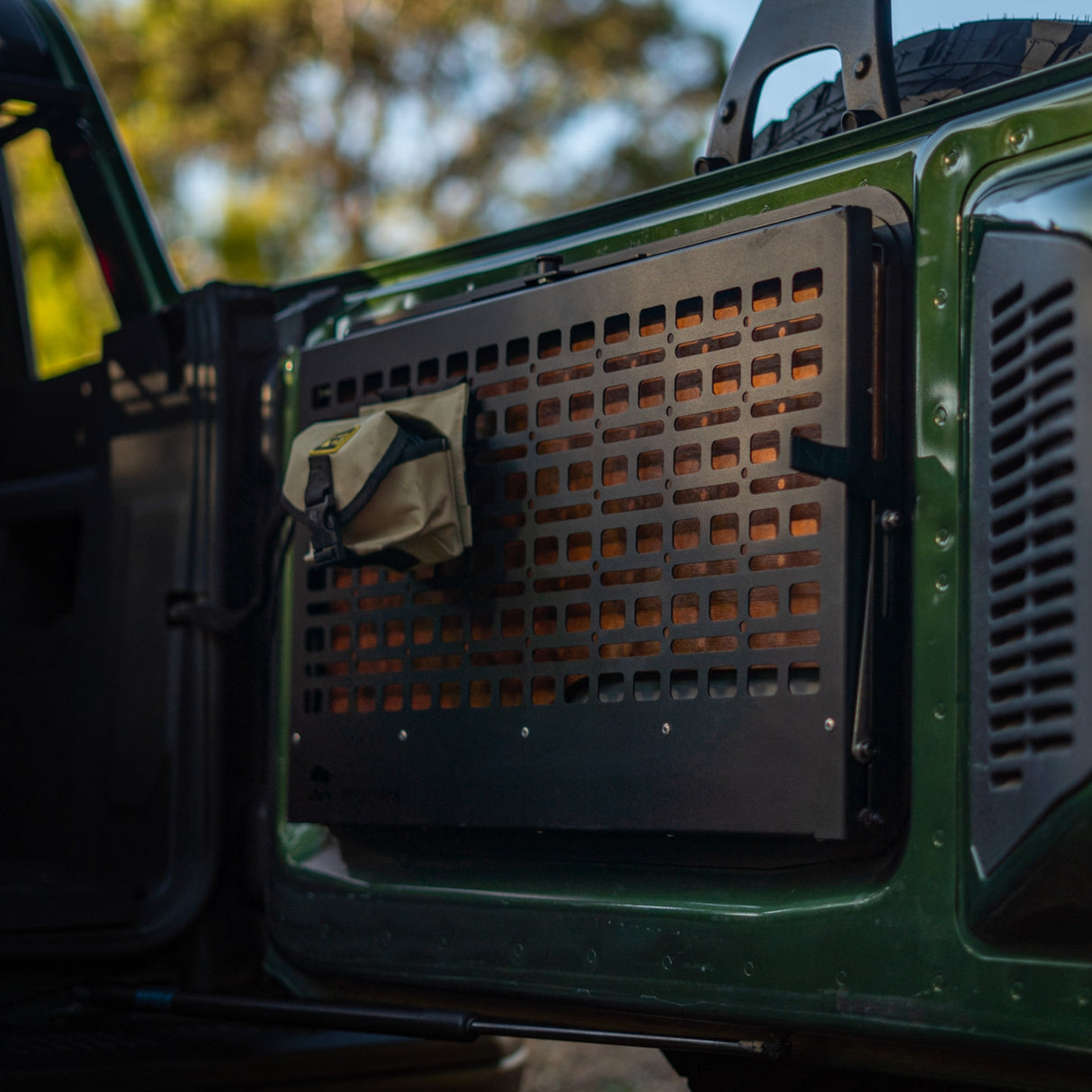 Drop - Down Tailgate Table - Bronco 6G - Bison Gear